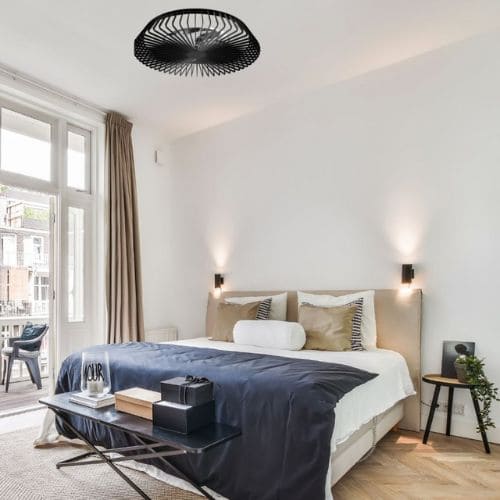 Ventilateur plafond sans pale apparente Himalaya noir de la marque Mantra dans une chambre