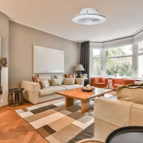 Ventilateur plafonnier Alisio Mini Blanc Mantra en situation dans un salon orange