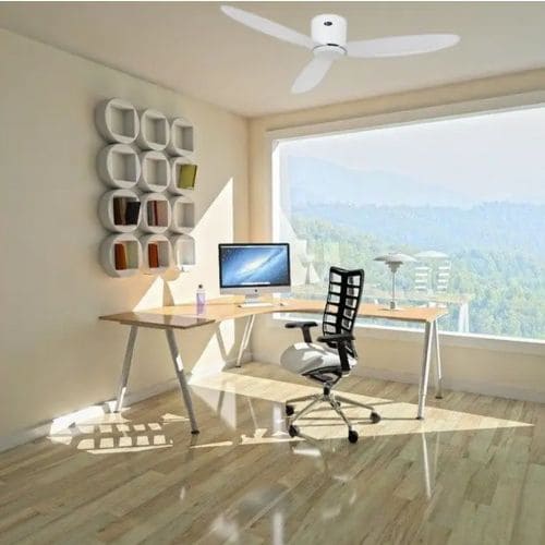Ventilateur économe d'énergie installé au plafond d’un bureau lumineux avec bureau en bois, chaise moderne et vue panoramique.