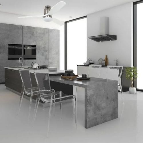 Ventilateur plafond ou clim : cuisine moderne avec ventilateur blanc au-dessus de l’îlot central et hotte, éclairage naturel, mobilier minimaliste.