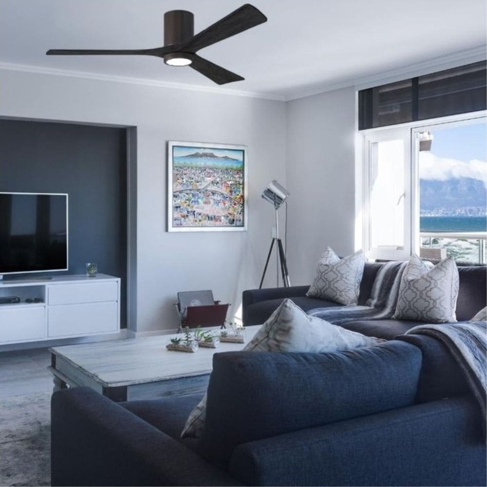 Ventilateur de plafond moderne dans un salon lumineux; pales noires, lumière centrale, canapé bleu et coin TV, vue extérieure par la baie vitrée. mon ventilateur de plafond s'allume mais ne tourne pas.