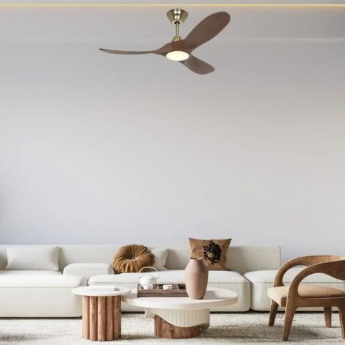 Suspension de plafond avec ventilateur au-dessus d’un salon moderne et lumineux.