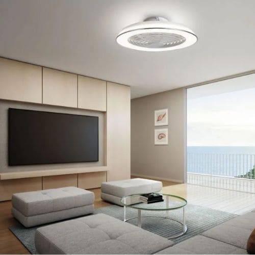 Ventilateur sur pied rond fixé au plafond au-dessus du salon lumineux avec canapé et télévision.
