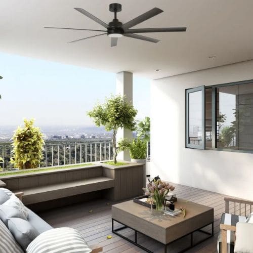 Ventilateur de plafond au-dessus d'une terrasse extérieure lumineuse avec canapé et table basse.