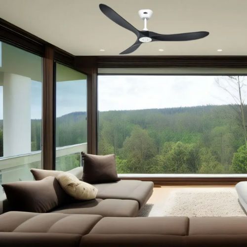 Ventilateur de plafond moderne installé dans un salon avec vue sur la forêt.